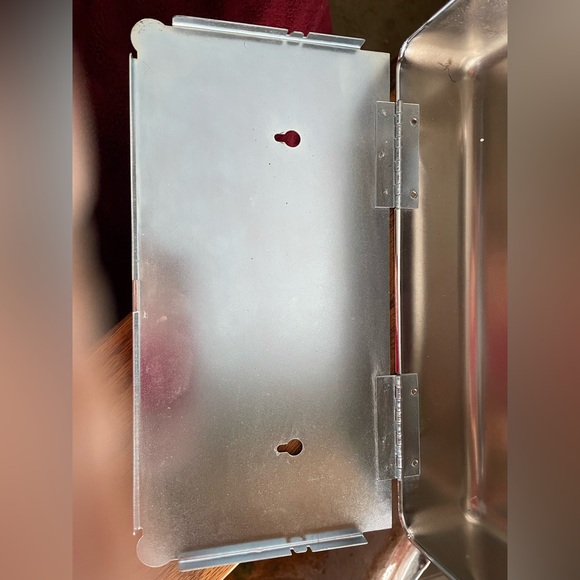 EUC METAL WALL MOUNT TISSUE BOX
MEDICAL GRADE EX-CELL METAL PRODUCTS INC. - Picture 5 of 6